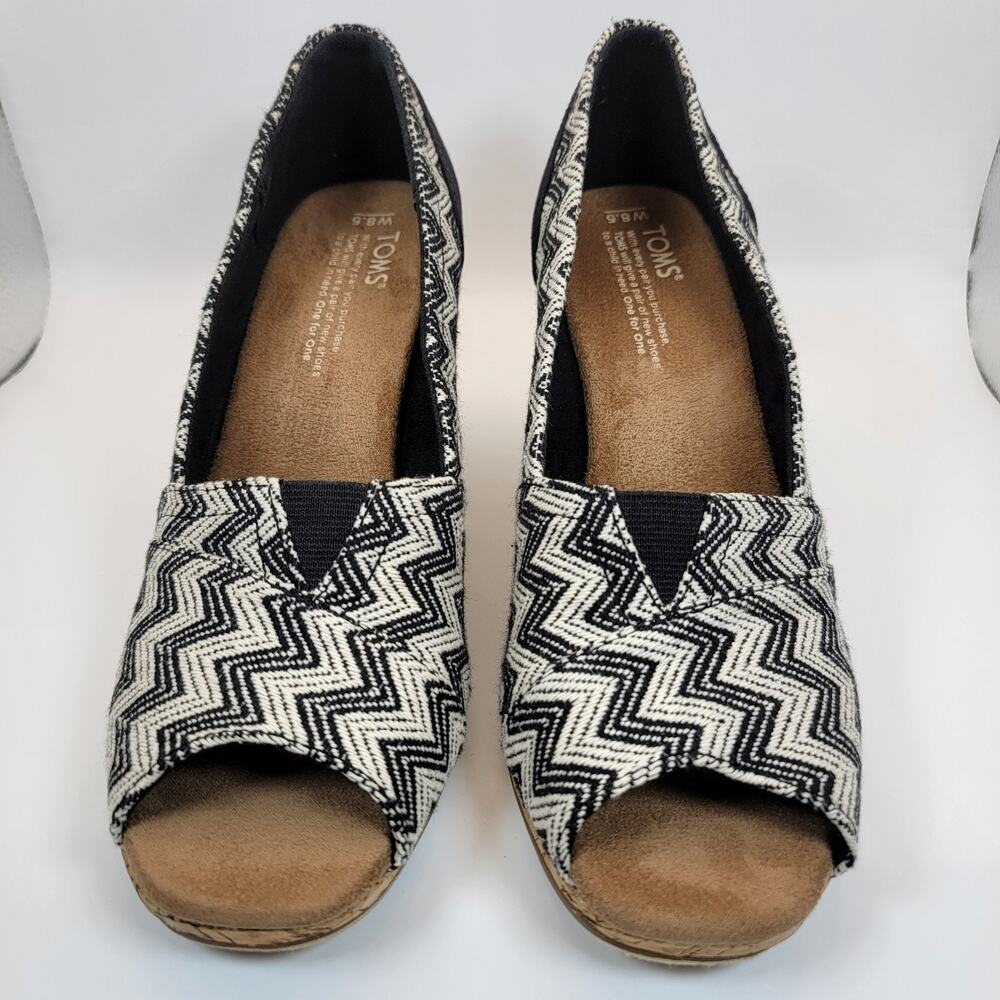 TOMS Stella Classic Wedge Heels Women 8.5 Black White Chevron Zigzag Peep Toe